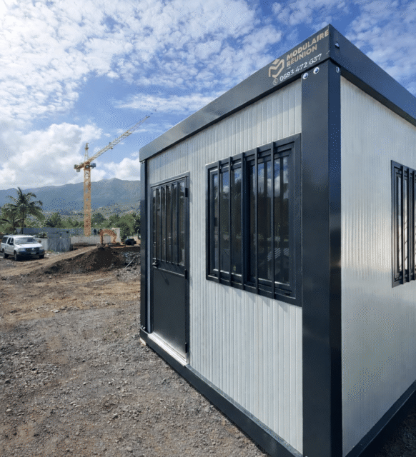 demi module modulaire installé sur chantier à La Réunion